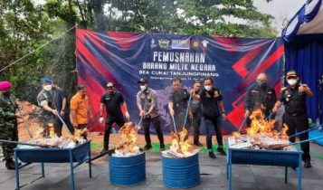 KPPBC TMP B Tanjungpinang memusnahkan ribuan barang tegahan Illegaal 2020 2021 Senilai Rp2.5 M di Tempat Pembuangan Akhir TPA Sampah Jalan Ganet Kota Tanjungpinang Selasa 14 6 2022. KPPBC TMP B Tanjungpinang memusnahkan ribuan barang tegahan Illegaal 2020-2021 Senilai Rp2.5 M di Tempat Pembuangan Akhir (TPA) Sampah Jalan Ganet Kota Tanjungpinang, Selasa (14-6-2022).