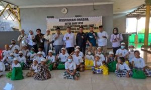 Kepala dinas Sosial Eko Sumbaryadi saat menyaksikan sunat Massal sejumlah anak di Batam.
