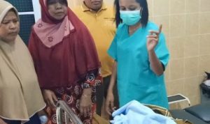 Lurah dan tim medis yang menangani bayi tersebut di Puskesmas Sei Lekop Bintan. (Foto:Hasura)