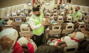 Menag Yaqut Cholil Qoumas melepas keberangkatan jemaah haji Jakarta kloter pertama, Sabtu (04-06-2022), di Bandara Soekarno Hatta, Tangerang, Banten. (Foto Humas Kemenag-Romadaniel) Menag Yaqut Cholil Qoumas melepas keberangkatan jemaah haji Jakarta kloter pertama, Sabtu (04-06-2022), di Bandara Soekarno Hatta, Tangerang, Banten. (Foto Humas Kemenag-Romadaniel)