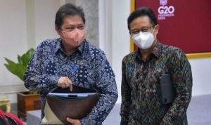 Menko Ekon Airlangga Hartarto dan Menkes Budi Gunadi Sadikin memberikan keterangan pers usai mengikuti Ratas PPKM, Senin (13-06-2022), di Kantor Presiden, Jakarta.
