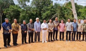 Penyerahan Sertifikat Lahan Hibah Nongsa Digital Park dari Kepala BPN Provinsi Kepulauan Riau Nurhadi Putra kepada Pejabat Dirjen Kementerian Kominfo dan disaksikan Mentrti Kominfo Johnny G Plate di Turi Beach Nongsa Batam, Jumat (24/06/2022).