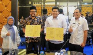 Plt.Bupati Bintan Roby Kurniawan dan Pj.Sekda Bintan saat bersama tim Lomba kelurahan dan Desa terbaik 2022 Kepri