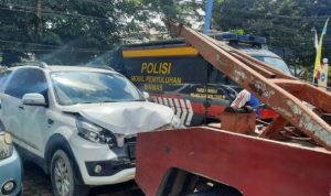 Satu dari tiga Mobil dalam kecelakaan beruntun dan saling tabrakan di Jalan WR Supratman km 8 Tanjungpinang diamankan ke Polres Tanjungpinang,(Foto:Roland)