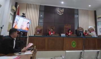 Sidang Perdana Oknum Brimob Polda dan terdakwa Maskum dan Dika Tri Pamungkas, didakwa Pasal Berlapis Oleh Jaksa Penuntut Umum di PN Tanjungpinang. (Foto:Roland/Presmedia.id)