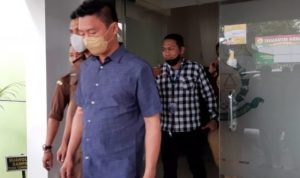 Tidak diborgol, Ferdi Yohanes melenggang bebas masuk kedalam mobil tahanan Kejaksaan negeri Tanjungpinang untuk dibawa ke Sel Tahanan Rutan Tanjungpinang (Foto:Roland)