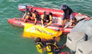 Tim SAR saat mengangkat Jasad pekerja PT.McDermott Batam yang ditemukan tewas di dasar Laut (Foto:Humas-Basarnas)