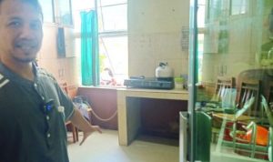 Wakil Ketua III STAIN Sultan Abdurrahman, Abdul Rahman Mawazi saat menunjukkan lokasi Dapur tempat sekuriti, Dosen dan Mahasiswi disekap Perampok bersenjata di STAIN Sultan Abdurrahman (Foto:Hasura/presmedia)