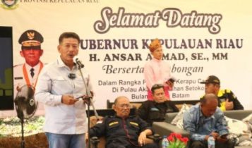 Anggota DPRD Kepri Taba Iskandar saat memberikan Amanah dan pesan dari Gubernur Kepri saat panen Ikan Kerapu Centang di Pulau Akar Kelurahan Setokok, Bulang, Batam, Minggu (03-07-2022).