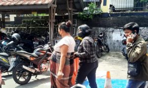 Anggota Polwan Polresta Tanjungpinang Saat membawa Tahanan Narkoba Yang tengah Hamil Tua ke RS Karena Kehamilanya mengalami kontraksi