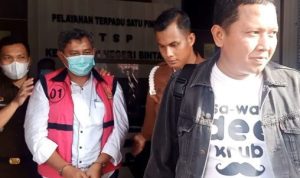 Ditetapkan Tersangka Korupsi Pengadaan Lahan TPA, Kepala dinas Perkim Bintan Hw bersama dua tersangka lain Sp dan As ditahan. Ke tiga tersangka digiring menggunakan Rompi Pink dengan Tangan diborgol dan digiring ke Mobil tahanan Kejari untuk ditahan di Sel Polres Bintan, Rabu (20/7/2022) (dok-Presmedia)