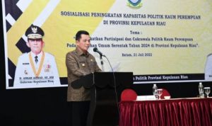 Gubernur Ansar saat membuka acara Sosialisasi Peningkatan Kapasitas Politik Kaum Perempuan di Provinsi Kepri bertempat di Baverly Hotel Kota Batam, Kamis (21-7).