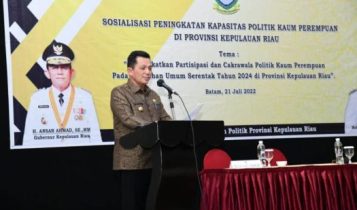 Gubernur Ansar saat membuka acara Sosialisasi Peningkatan Kapasitas Politik Kaum Perempuan di Provinsi Kepri bertempat di Baverly Hotel Kota Batam, Kamis (21-7).