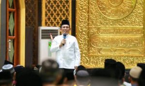 Gubernur Kepri Ansar Ahmad saat memberikan Tausiyah di salah satu Masjid di Kepri (Foto:Humas-Kepri)