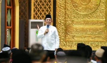 Gubernur Kepri Ansar Ahmad saat memberikan Tausiyah di salah satu Masjid di Kepri Gubernur Kepri Ansar Ahmad saat memberikan Tausiyah di salah satu Masjid di Kepri (Foto:Humas-Kepri)