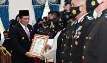 Gubernur Kepri Ansar Ahmad saat menghadiri Upacara dan Syukuran serta memberikan sertifikat penghargaan pada anggota Polri pada HUT Bhayangkara ke 76 di Polda Kepulauan Riau Selasa 05 07 2022. Gubernur Kepri Ansar Ahmad saat menghadiri Upacara dan Syukuran serta memberikan sertifikat penghargaan pada anggota Polri pada HUT Bhayangkara ke-76 di Polda Kepulauan Riau, Selasa (05-07-2022).