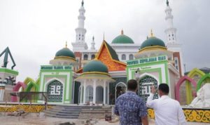 Gubernur Kepri H.Ansar Ahmad didampingi Bupati Anambas Abdul Haris meninjauan persiapan pembukaan MTQ di Masjid Agung Baitul Ma'mur Tarempa Kabupaten Anambas Sabtu (9-7-2022).