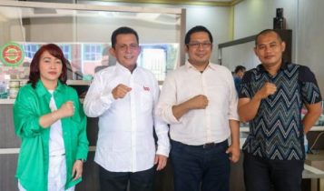 Gubernur Kepulauan Riau H. Ansar Ahmad berbincang dengan tim dari Media Tempo yang datang ke Tanjungpinang provinsi Kepri mengenai capaian dan progres pembangunan