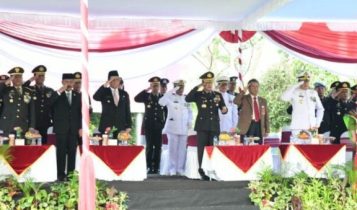 Gubernur kepri, ketua DPRD Kepri dan Kapolda kepri bersama undangan lainya saat mengikuti Upacara HUT Bhayagkara ke 76 di Polda kepri