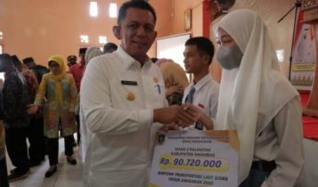Guberrnur Kepri Ansar Ahmad juga menyerahaan bantuan Transortasi kepada sejumlah siswa di Anambas Guberrnur Kepri Ansar Ahmad juga menyerahaan bantuan Transortasi kepada sejumlah siswa di Anambas