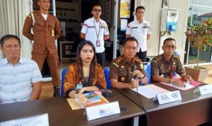 Kepala Kejaksaan Negri Bintan I Wayan Riana didampingi Kasipidsus Kejari Bintan Fajrian dan Auditor BPKP Kepri saat Persrilis penetapan 3 tersangka korupsi pengadaan lahan TPA di Bintan. (Foto:Presmedia.id)Â 