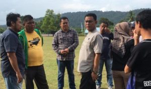Jelang Pelaksanaan Popda Kepri PJ.Sekda Bintan Rony meninjau persiapan Lapangan Sepak Bola Asyura Km 20 Gunung Lengkuas, Kecamatan Bintan Timur,