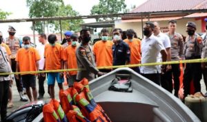 Kapolres Bintan AKBP Tidar Wulung Dahono dan jajaran saat menunjukan Barang Bukti Mobil dan Kspal Pancung yang diguinakan 7 tersngka menyeludupkan PMI illegal dari Bintan ke Malaysia (Foto:Hasura)