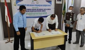 Kepala Kejaksaan Negri Lingga Firman Halawa dan Direktur Perumda Air Minum Lingga, saat melakuka penendatangana Kerjasama Bidang Hukum Perdata. (Foto: Aulia)
