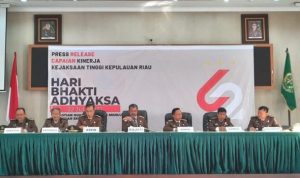 Kepala kejaksaan Tinggi Kepri, Gerry Yasid dan Jajasan Asisten Pembinaan, Pidana Khusus, Pidum, Datun. Intel serta Aswas kejaksaan Tinggi Kepri saat menggelar Pers Rilis capaian Program kinerja kejaksaan di Kepri (Foto:Roland)