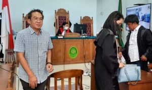 Pembacaan Tuntutan kembali ditunda Karena Rentut belum turun dari Kejagung dirut PT.Yeyen Bintan Permata Budi Santoso bebas melenggang pulang karena tidak ditahan. (Foto:Roland)Pembacaan Tuntutan kembali ditunda Karena Rentut belum turun dari Kejagung dirut PT.Yeyen Bintan Permata Budi Santoso bebas melenggang pulang karena tidak ditahan. (Foto:Roland)