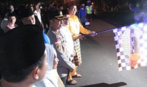 Plt Bupati Bintan Roby Kurniawan melepas peserta pawai takbir keliling Idul Adha 1443 Hijiriah (H) di Lapangan Relief Antam, Kijang, Kecamatan Bintan Timur, Sabtu (9-7-2022) malam.