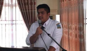 Plt.Bupati Bintan Roby Kurniawan saat memberi arahan agar masyarakat mengawasi Proyek Rehab Rumah Di Bintan Timur. (foto:Hasura)