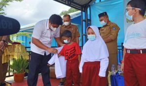 Plt.Bupati Bintan, saat membagikan Seragam Gratis pada Siswa dan Siswi SD di Bintan. pembagian Seragam Gratis ini merupakan program Pemerintah Kabupaten Bintan dalam meringankan l Beban Orang tua dalam pendidikan anaknya. (foto: Hasura).