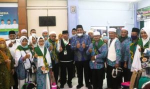 Plt.Bupati Roby Sambut Kepulangan Jemaah Haji Bintan Di Embarkasi Batam