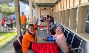 Salah seorang keluarga WBP melepas Rindu dan haru, setelah bisa mengunjungi keluarganya yang ditahan di Rutan. (Foto:Humas-Rutan).