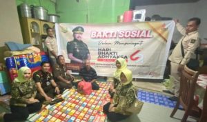 Sambut Hari Bhakti Adhyaksa, Kacabjari Perbatasan Tarempa Roy Huffington Harahap bersama Ibu IAD Ny.Santi Roy membagikan Sembako pada warga Lansia di Anambas