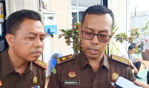 Kepala Kejaksaan Negeri Bintan I Wayan Riana dan Kepala Seksi Pidana Khusus Fajrian saat memberi keterangan pengembalian dana Gratifikasi Korupsi Pengadaan TPA di Bintan.