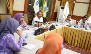 Sekda Provinsi Kepri saat memimpin Rapat persiapan pelaksanaan Pawai 1 Muharram Provinsi Kepri di Kota Tanjungpinang. (Foto: Humas-Kepri).