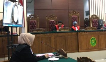 Terbukti Menipu Mantan ASN Kepri terdakwa Nona Marlian divonis 3 Tahun penjara dalam kasus penipuan Kedua oleh Hakim PN Tanjungpinang (Foto:Roland)