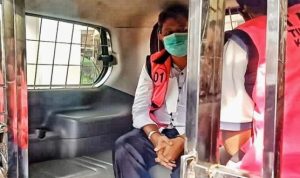 Tersangka korupsi pengadaan lahan Tempat Pembuangan Akhir (TPA) Sampah di Bintan, Hery Wahyu (Hw) Supriatna (SP) dan Ari Syafdiansyah (As) saat diberada didalam taahanan untuk ditahan di Polres Bintan