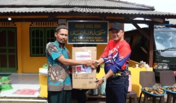 Tim Kanwil Hukum dan HAM Kepri saat membagikan langsung bantuan sembako pada masyarakat desa terpencil di Pengudang Bintan.