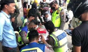 Sejumlah pengendara Motor dan Mobil yang terjaring Razia Pajak dan Kelengkapan Berkendaraan didata, dan diminta menyelesaikan pajak Kendaraanya usai dirazia Satlantas dan Samsat di Kota Tanjungpinang. (Foto:Roland).