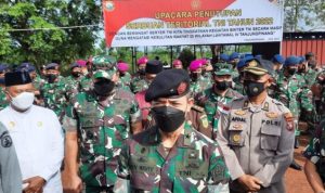 Wakil Asisten Teritorial (Waaster) Panglima TNI, Brigjen TNI (Mar) I Made Wahyu Santoso menghadiri penutupan Serbuan Teritorial (Serter) TNI 2022 Lantamal IV Tanjungpinang di Lapangan Kantor Camat Tanjungpinang Kota, Jumat(1/7/2022). (Foto: Roland)