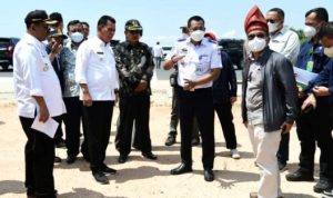 Wakil Menteri (Wamen) Lingkungan Hidup dan Kehutanan (LHK) RI Alue Dohong saat meninjau langsung Kondisi Bandara Raja Haji Abdullah (RHA) di Sei Bati Kabupaten Karimun, Kepri.