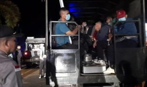 Dibubarkan polisi dan Satpol-PP, sejumlah warga Afganistan pencari suaka diangkut menggunakan mobil dari Kantor Perwakilan UNHCR ke Bhadra Hotel di Bintan (Foto: Roland)