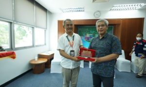 Deputy 3 Kantor Staf Kepresidenan Panutan S. Sulendra memberikan cinderamata ke GM PT. BIIE Aditya Laksamana. (Foto: Hasura)