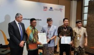 Menteri Pariwisata dan Ekonomi Kreatif (Menparekraf) RI Sandiaga Uno saat menyerahkan piagam penghargaan Destinasi Pariwisata Berkelanjutan kepada Group General Manager (GGM) PT. BRC, Abdul Wahab saat acara World Tourism Day (WTD) 2022 dalam Rangkaian Pertemuan G20 di Bali, Selasa (27/9/2022).