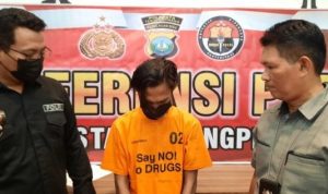 Kasat Narkoba Polresta Tanjungpinang, AKP. Efendi bersama Anggota Humas ekspose di Mapolresta Tanjungpinang