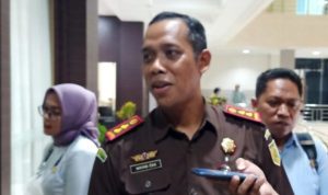 Kepala Kejaksaan Negeri Bintan I Wayan Eka Widdyara menyerhakan laporan dugaan korupsi dana Desa Lancang Kuning Bintan ke Inspektorat Bintan