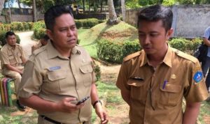 Mantan Kadis dan Plt Kadis Perkim Bintan Hery Wahyu dan Bayu Wicaksono saat sedang berbincang sebelum menghadapai Kasus hukum dugaan Korupsi